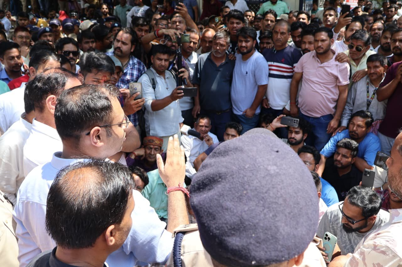 कर्णप्रयाग में निहंग श्रद्धालुओं और स्थानीय लोगों के बीच हुए विवाद के बाद व्यापारियों और स्थानीय नागरिकों ने विरोध जताते हुए प्रदर्शन किया। घटना में कई लोगों के घायल होने के बाद क्षेत्र में भारी आक्रोश देखने को मिला।